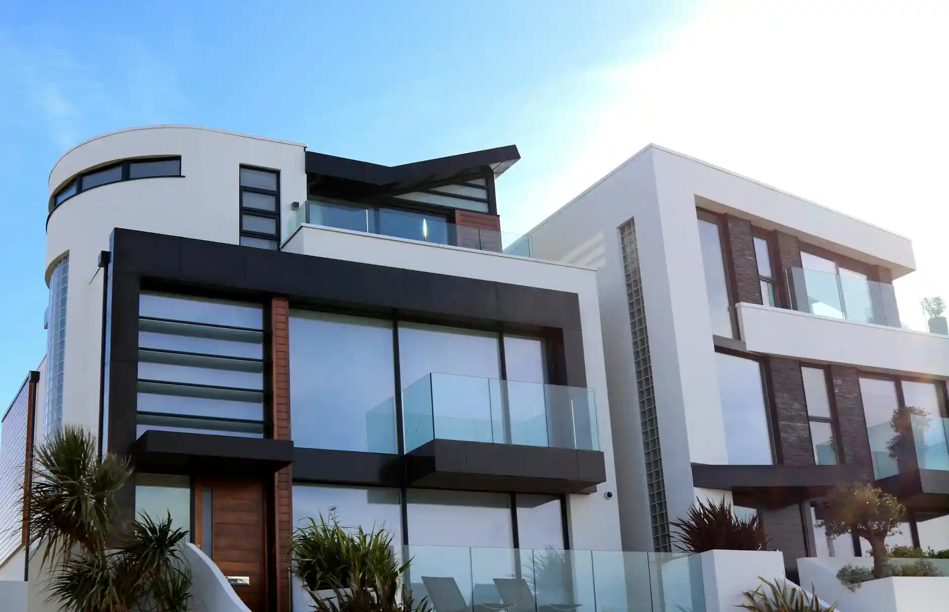 Contemporary Glendale villa with modern design and glass features